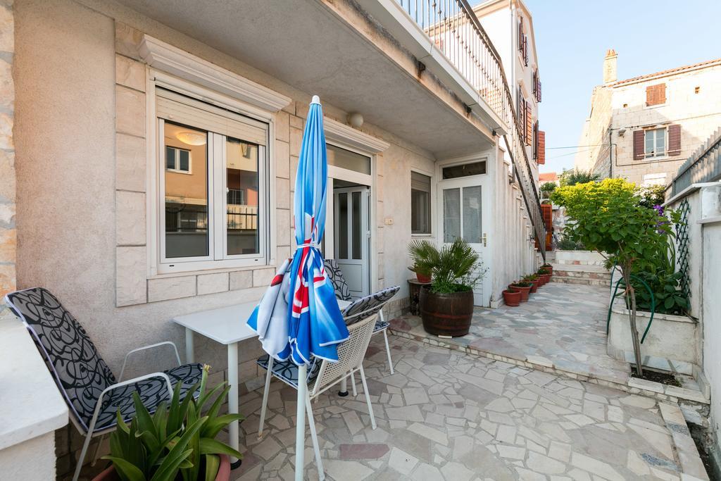 Apartments Kastelani Komiza Exterior photo