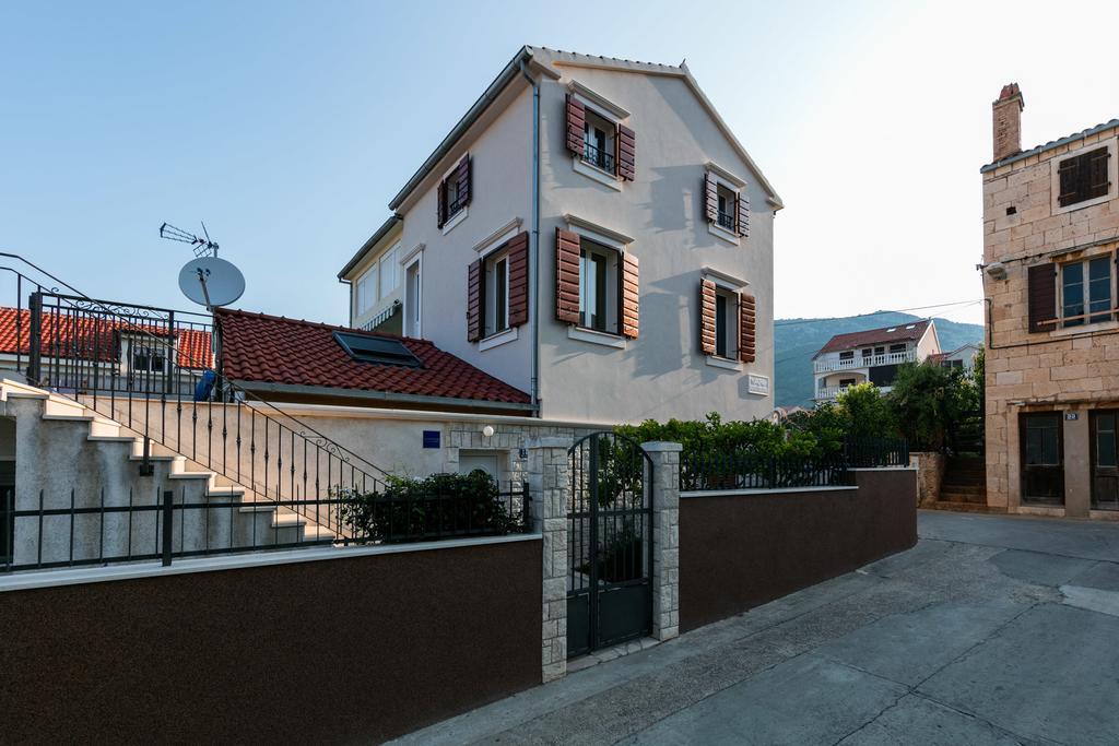 Apartments Kastelani Komiza Exterior photo