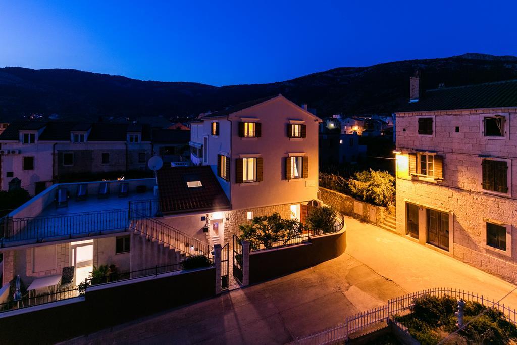 Apartments Kastelani Komiza Exterior photo