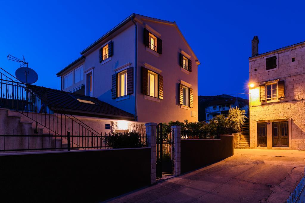 Apartments Kastelani Komiza Exterior photo