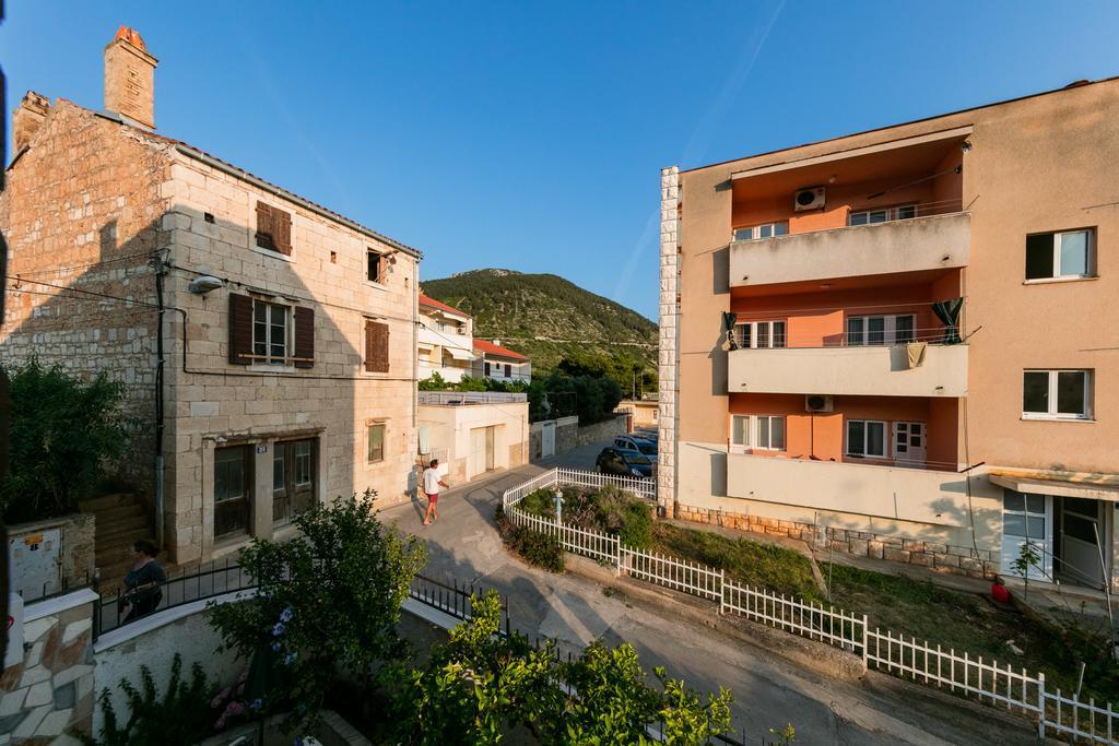 Apartments Kastelani Komiza Exterior photo