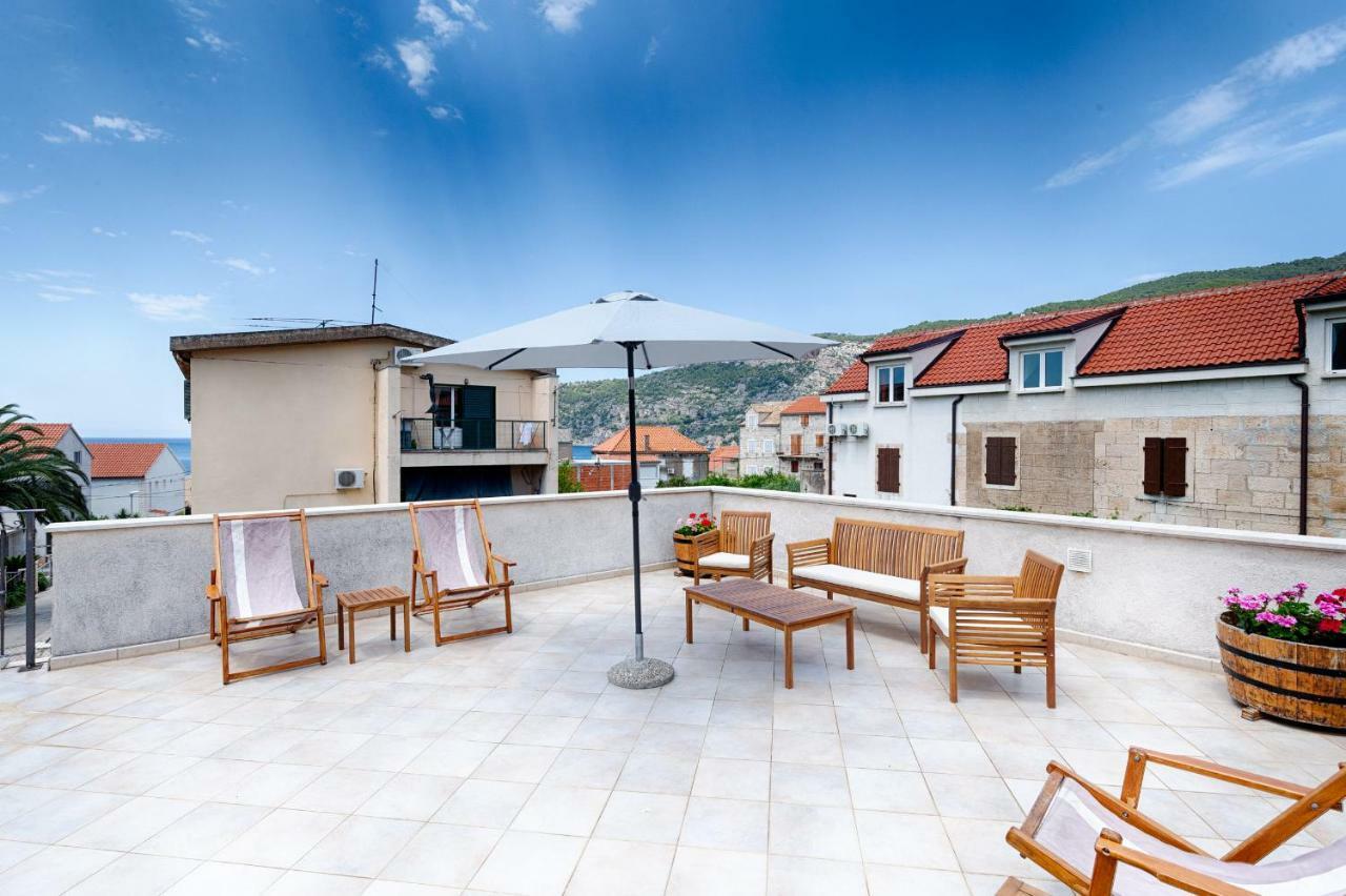 Apartments Kastelani Komiza Exterior photo